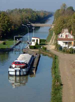 Een Franse sluis: Saint Germain, Canal Lateral à la Marne. Foto © Picaro, 2003